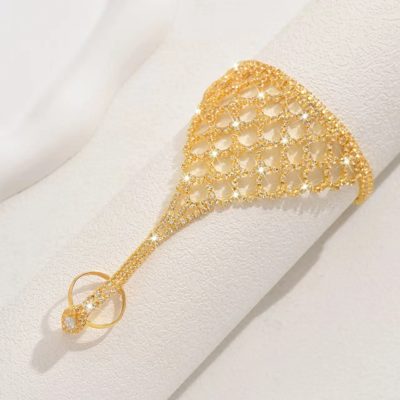 سلسلة يد مأدبة الزفاف النسائية مع تصميم شبكي وقطرة الماء الماسية المدمجة للإصبع المتشابك سوار خلفي إكسسوار