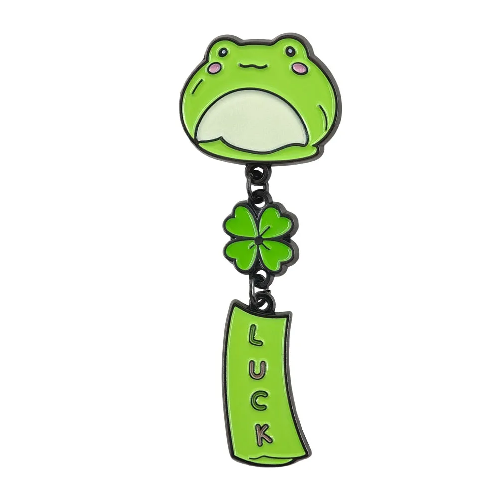 Niedliche grüne Frosch-Windspiel-Brosche, vierblättriges Kleeblatt, hängende Quastenkette, Anstecknadel, Glücksbringer, Kawaii-Glücksamulett, Schmuckgeschenk – Detail 1