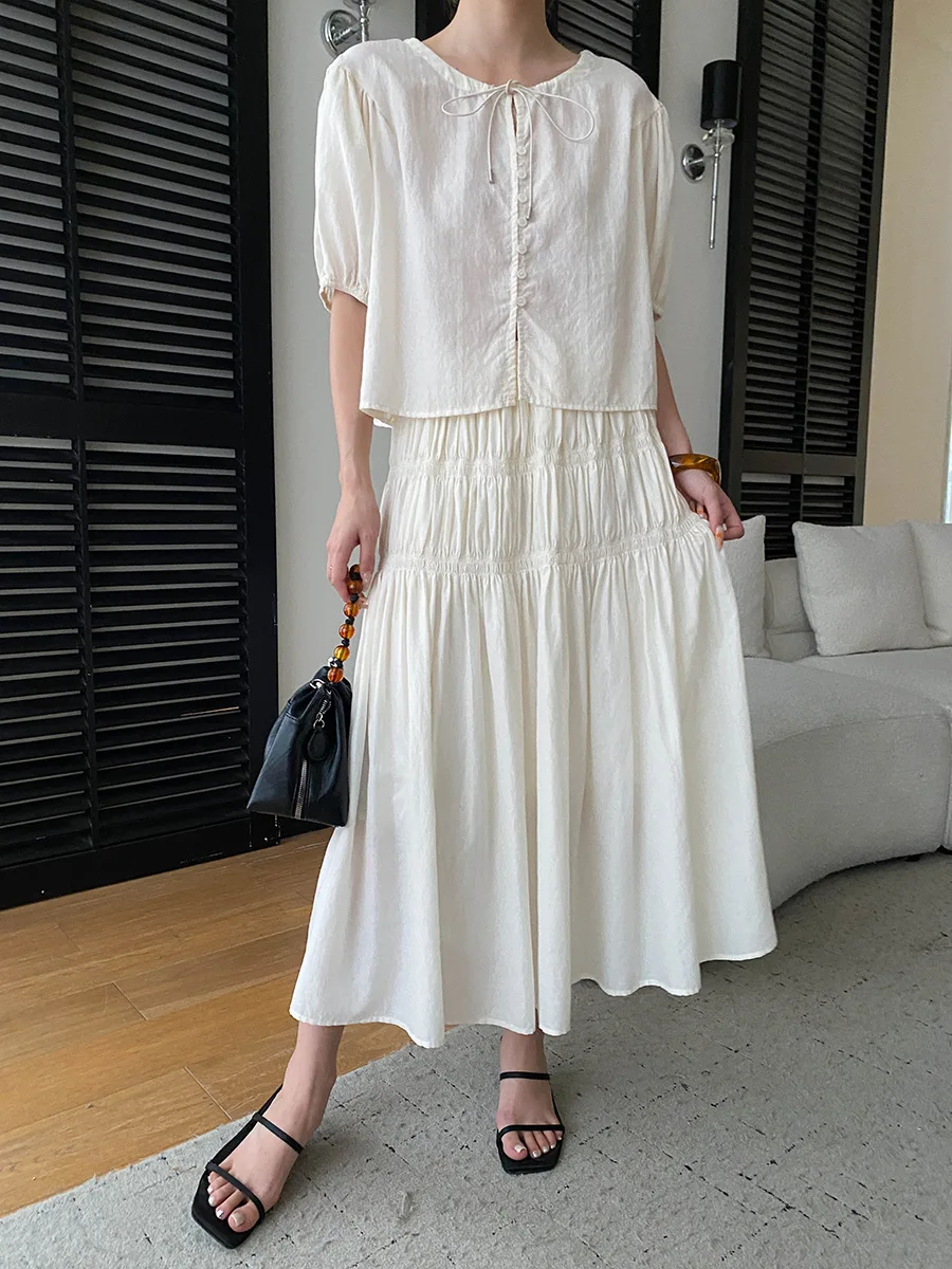 Sommerliches Damen-Set: Lässiges, einfarbiges, französisches Spitzenhemd mit kurzen Ärmeln und plissiertem, elastischem Rock mit hoher Taille – Detail 39