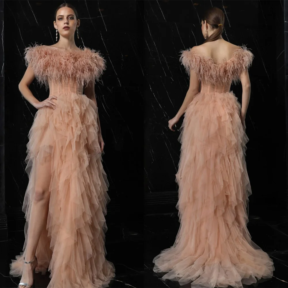 Aangepaste prachtige champagne tule avondjurk romantische strapless off-the-shoulder mouwloze gelaagde zijsplit galajurk