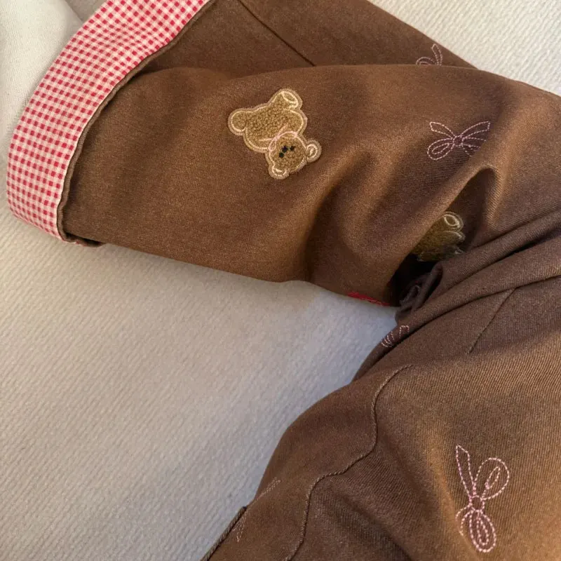 Pantalones vaqueros con diseños de parches de oso marrón para mujer, ropa elegante bordada de otoño, pantalones vaqueros informales de pierna ancha empalmados con encaje a cuadros