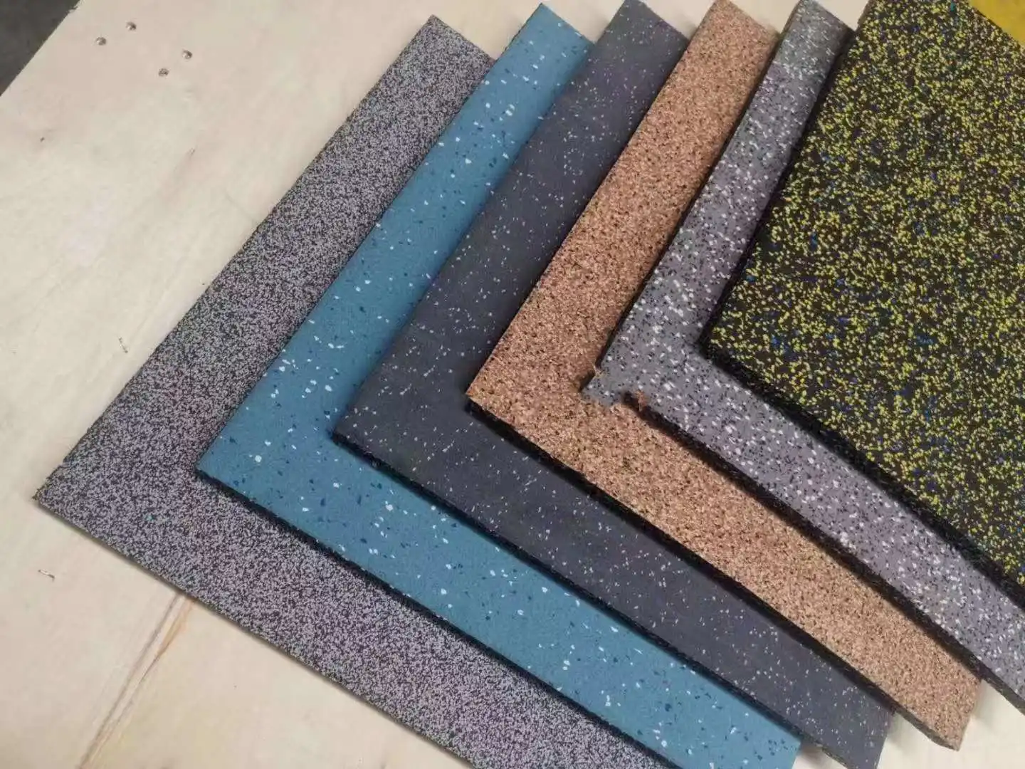 Günstiger Preis Langlebiger Gummiboden für Cross-Fitness-Gymnastik