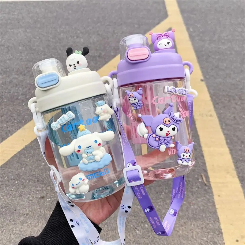 ขวดน้ำเด็กน่ารักลายคุโรมิ 660 มล. คุณภาพสูง ความจุเยอะ ทนความร้อนสูง ทำจากพลาสติก