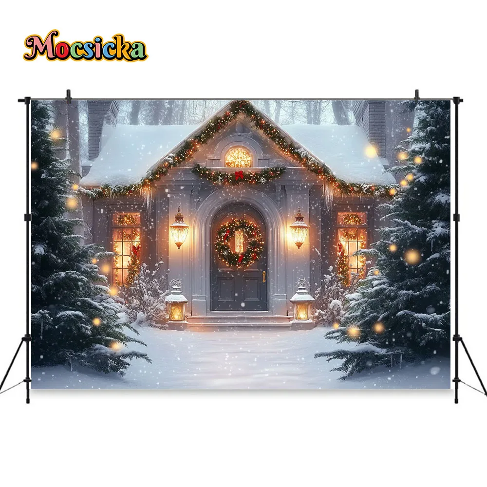 Mocsicka-fundo branco da igreja do Natal, estúdio exterior da foto, fundo do Natal, floresta nevado do pinho, luzes do brilho, miúdos e família