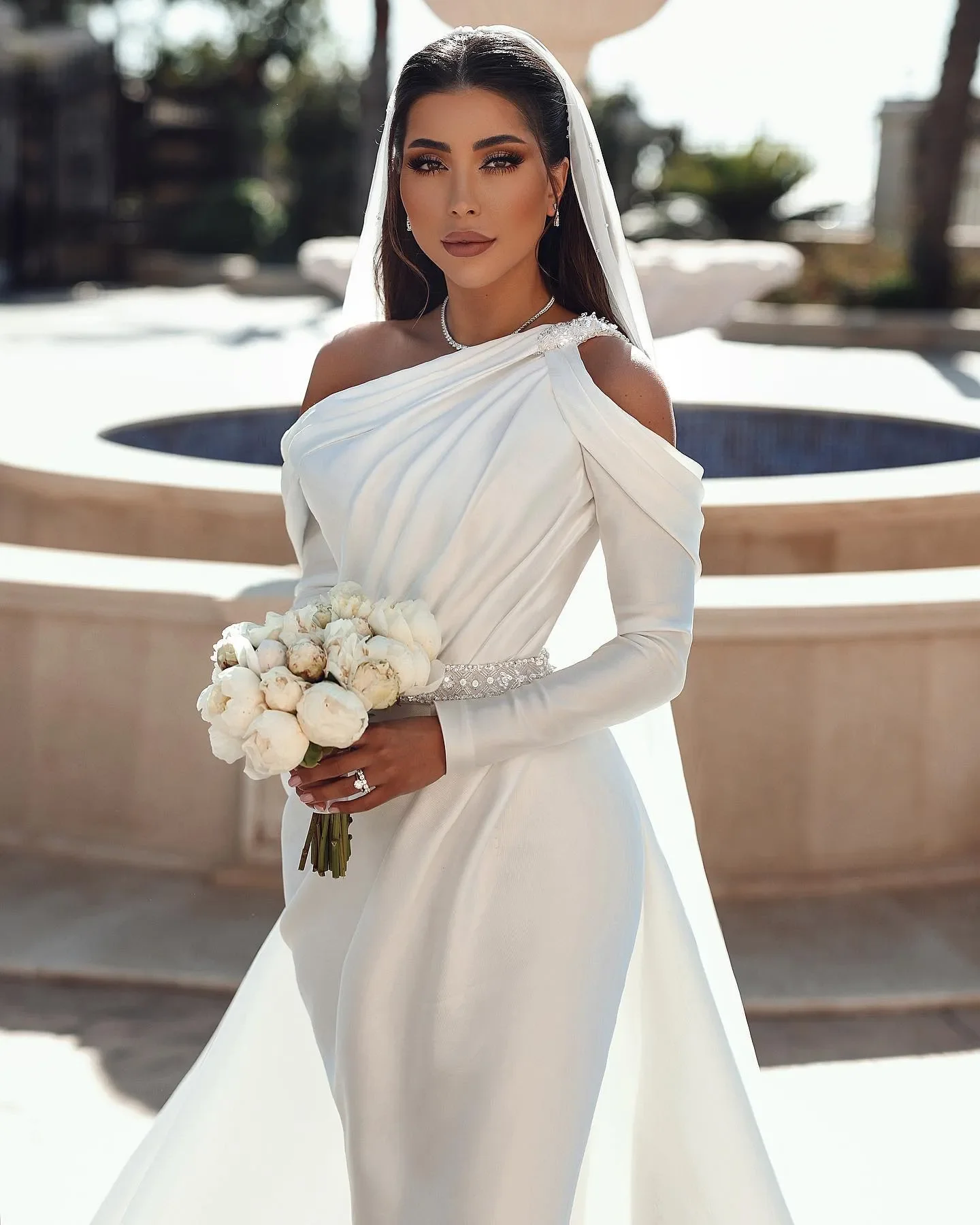 Vestido de novia elegante de sirena de satén con chaleco plisado con escote de un solo hombro vestido de novia de manga larga personalizado