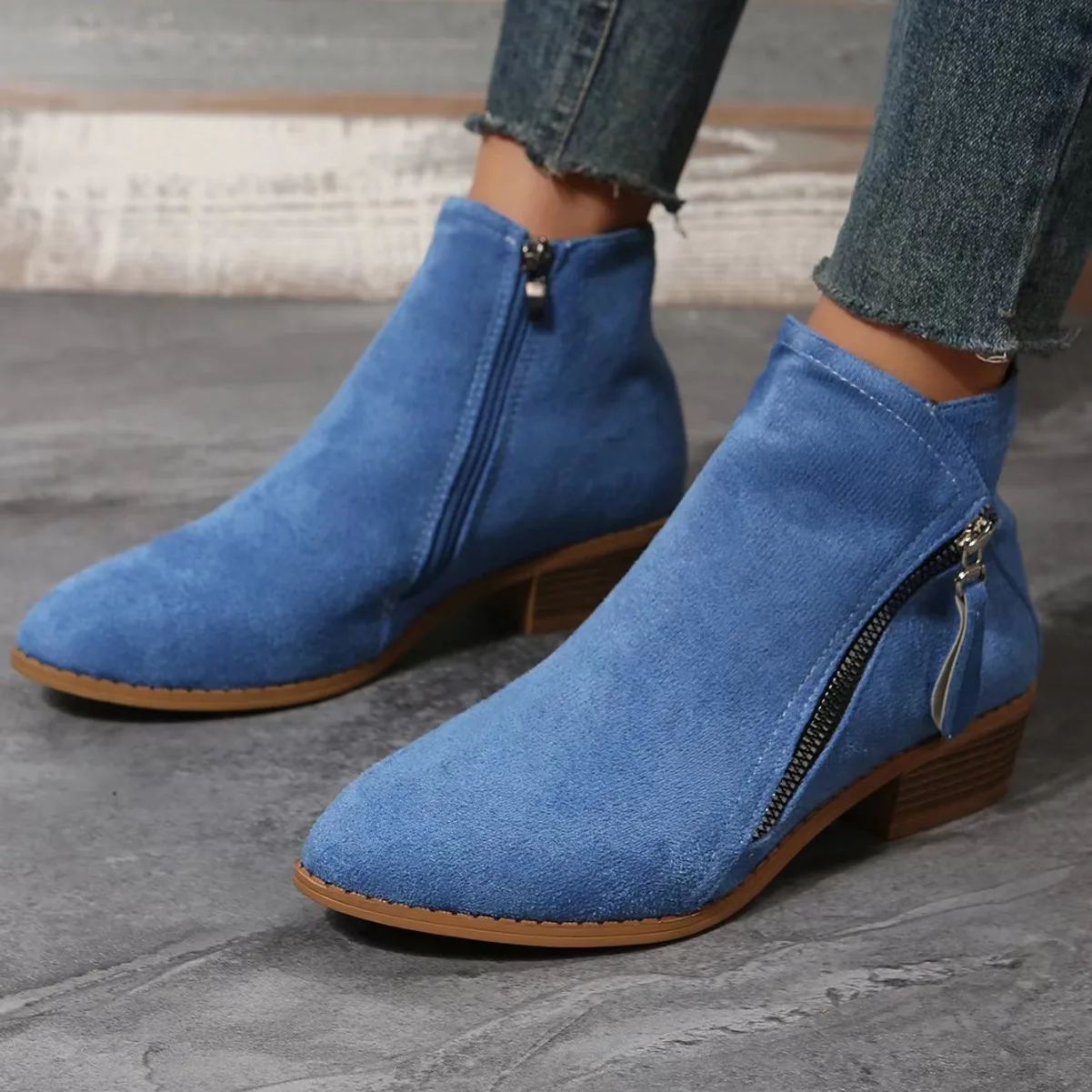 

Женские ботинки большого размера из искусственной замши с боковой молнией, тонкие, на низком утолщенном каблуке, с круглым носком, на резиновой подошве