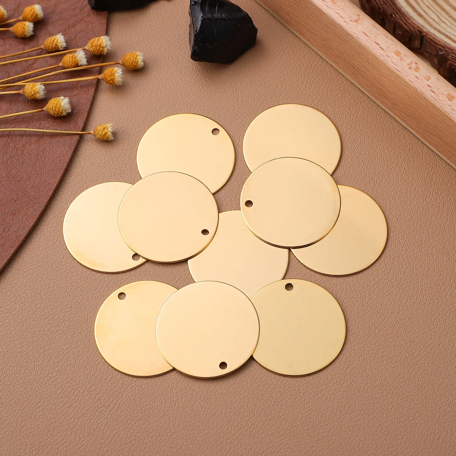 10 Stück Edelstahl runde leere Charms Anhänger flache Scheibenanhänger Loch Metallkreise für Schmuck Handwerk Gravur Stempelrohlinge