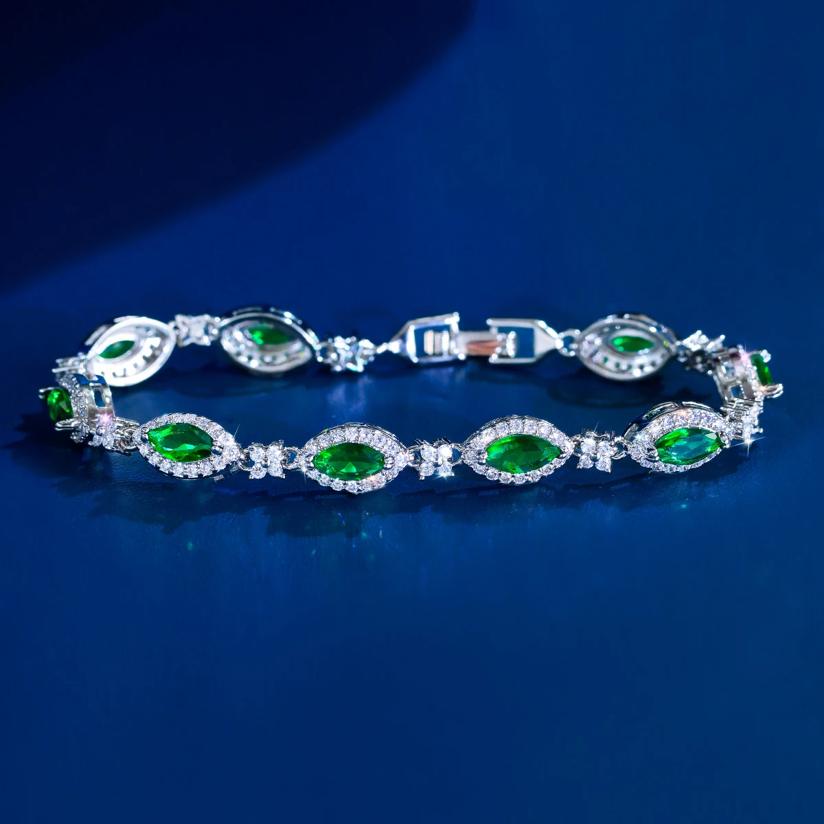 CWWZircons Exquisite, trendige, weiße CZ-Mikro-Pavé-Tennisarmbänder in ovaler Form für Damen, Hochzeit, Verlobung, Schmuckgeschenk S0279 – Detail 6