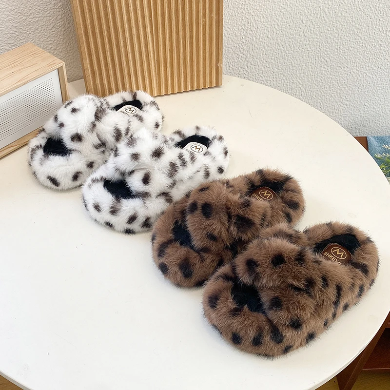 2026 Winter New Children's Shoes Plush Slippers Leopard Pattern Fashion Warm Shoes Indoor Fuzzy Fur Slides Girls Casual Slippers