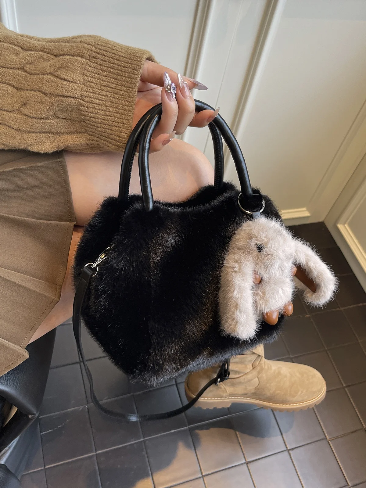

Fall Winter Popular Furry Women's Bag Versatile Crossbody Handbag Plush Small Handle Bag Luxury Style Detachable Shoulder Strap