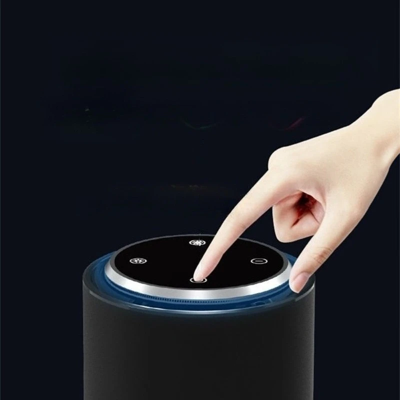 

Автомобильный очиститель воздуха устраняет запахи и запахи дыма.