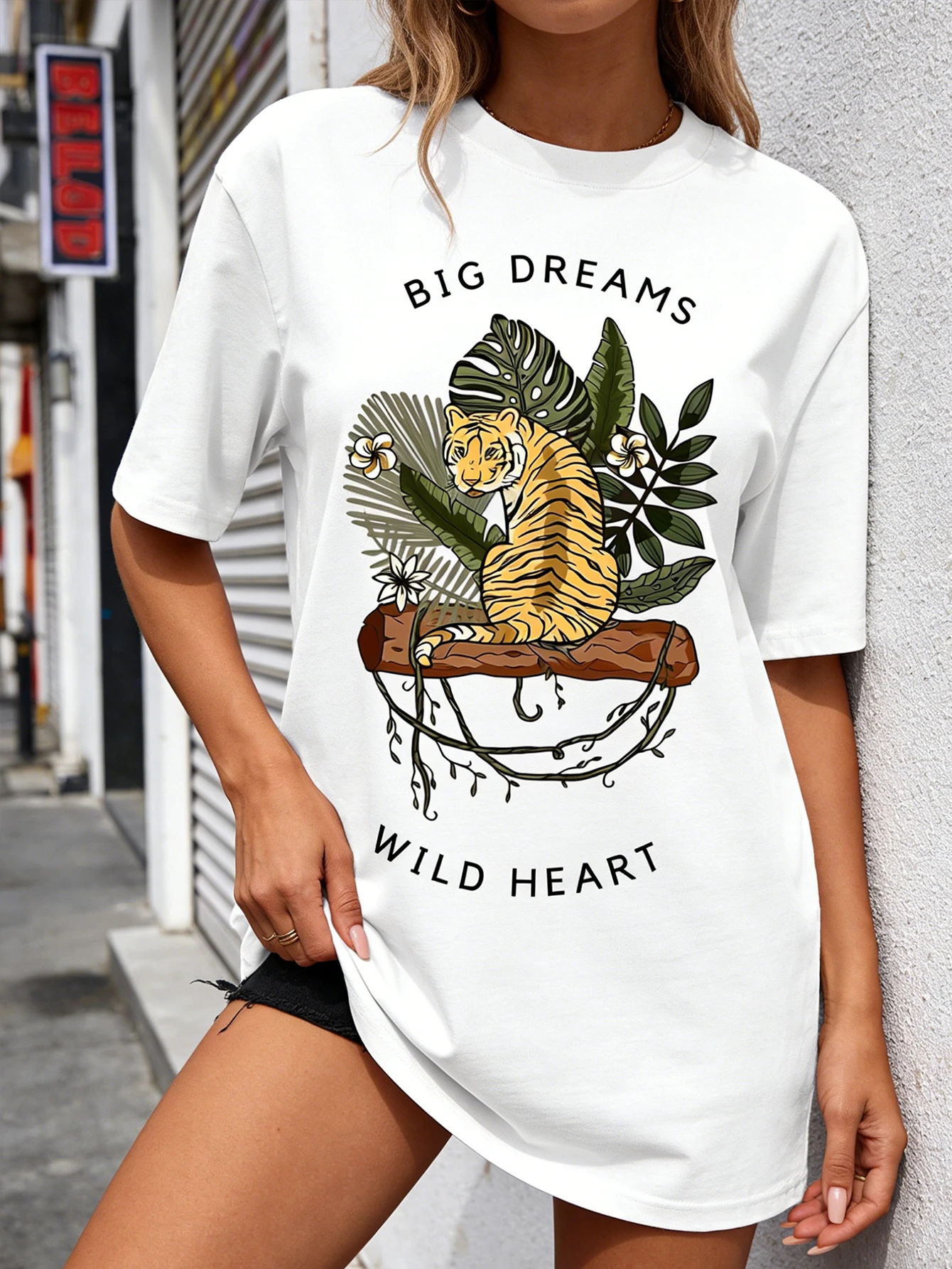 Frühlings- und Sommer-Kurzarmshirt – Ein lässiges, normal geschnittenes Rundhals-Shirt mit Tiger-Print im Waldmotiv.