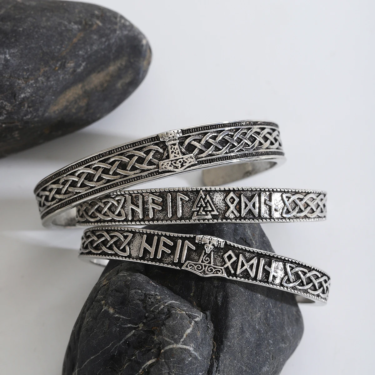 فايكنغ ريترو سلتيك عقدة رون المطرقة سوار الموضة العصرية الرجال سوار مفتوح شخصية الهيب هوب المرأة سوار النمط النرويجي اكسسوارات مجوهرات الحفلات عيد الأب هدية عيد ميلاد