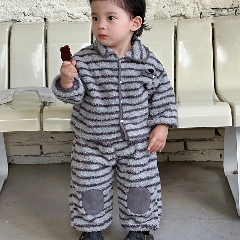 طقم بيجامة من الصوف المرجاني للأولاد 2025، ملابس نوم فائقة النعومة بأكمام طويلة للأطفال في فصل الشتاء مكونة من قطعتين