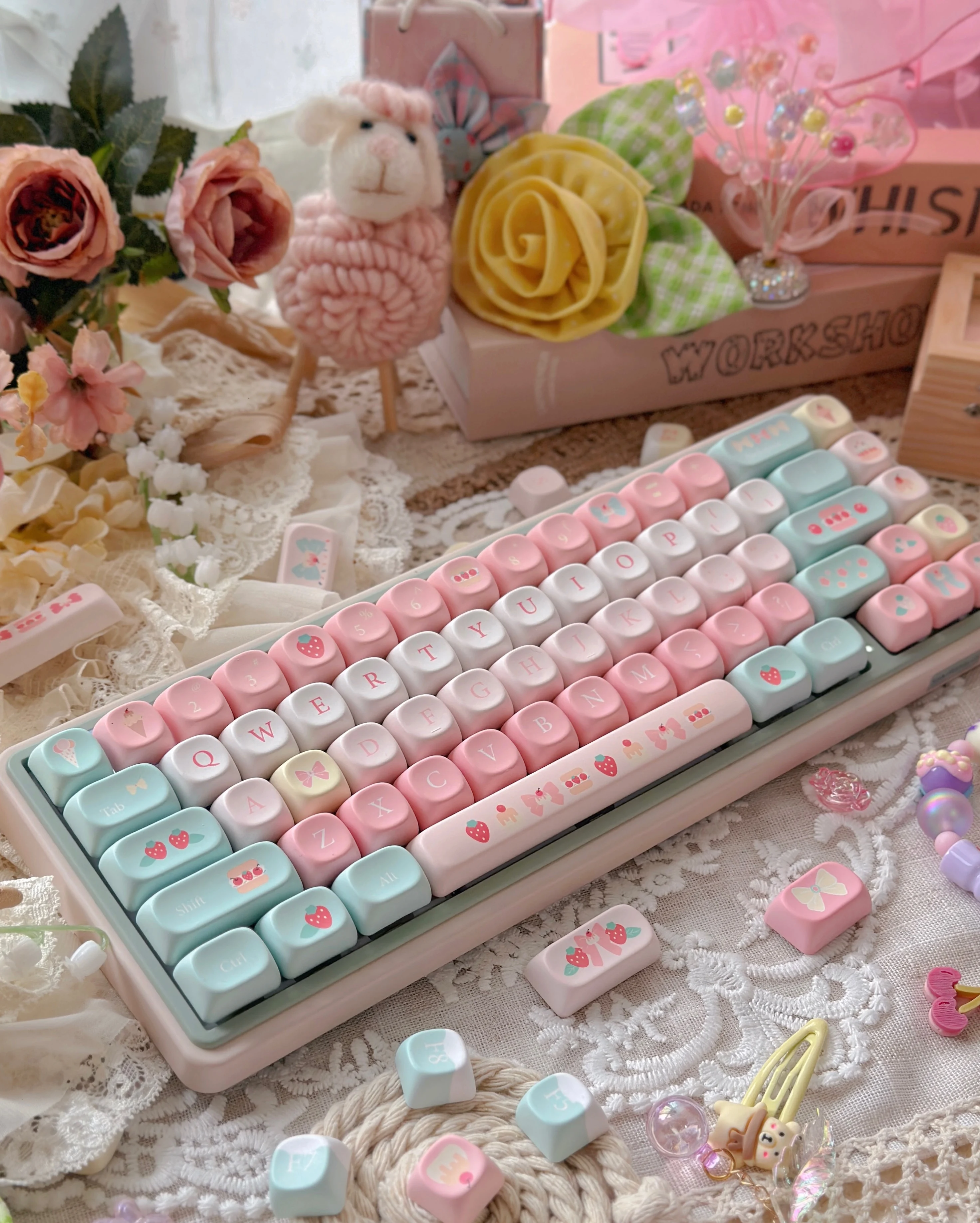 Imagem -02 - Pink Cute Girl Keycap Sublimação Xoa Pbt Strawberry Dessert House Teclado Mecânico Faça Você Mesmo Escritório Presente 133key