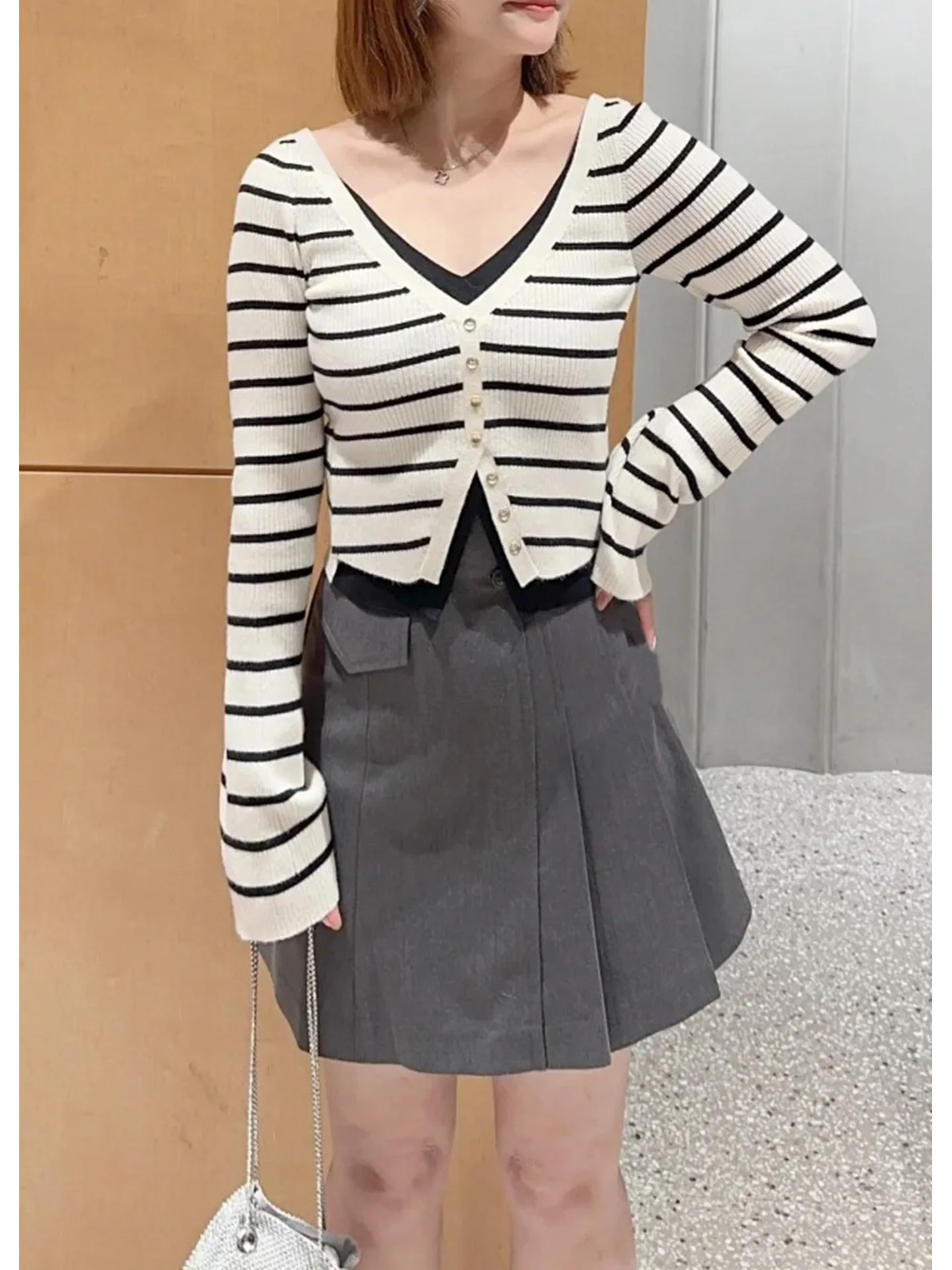 

Japanese Sle V-Ne Long Sve Knitted Top Women's Faion Versatile Base Layer with Fake Two-Piece And Side Slits