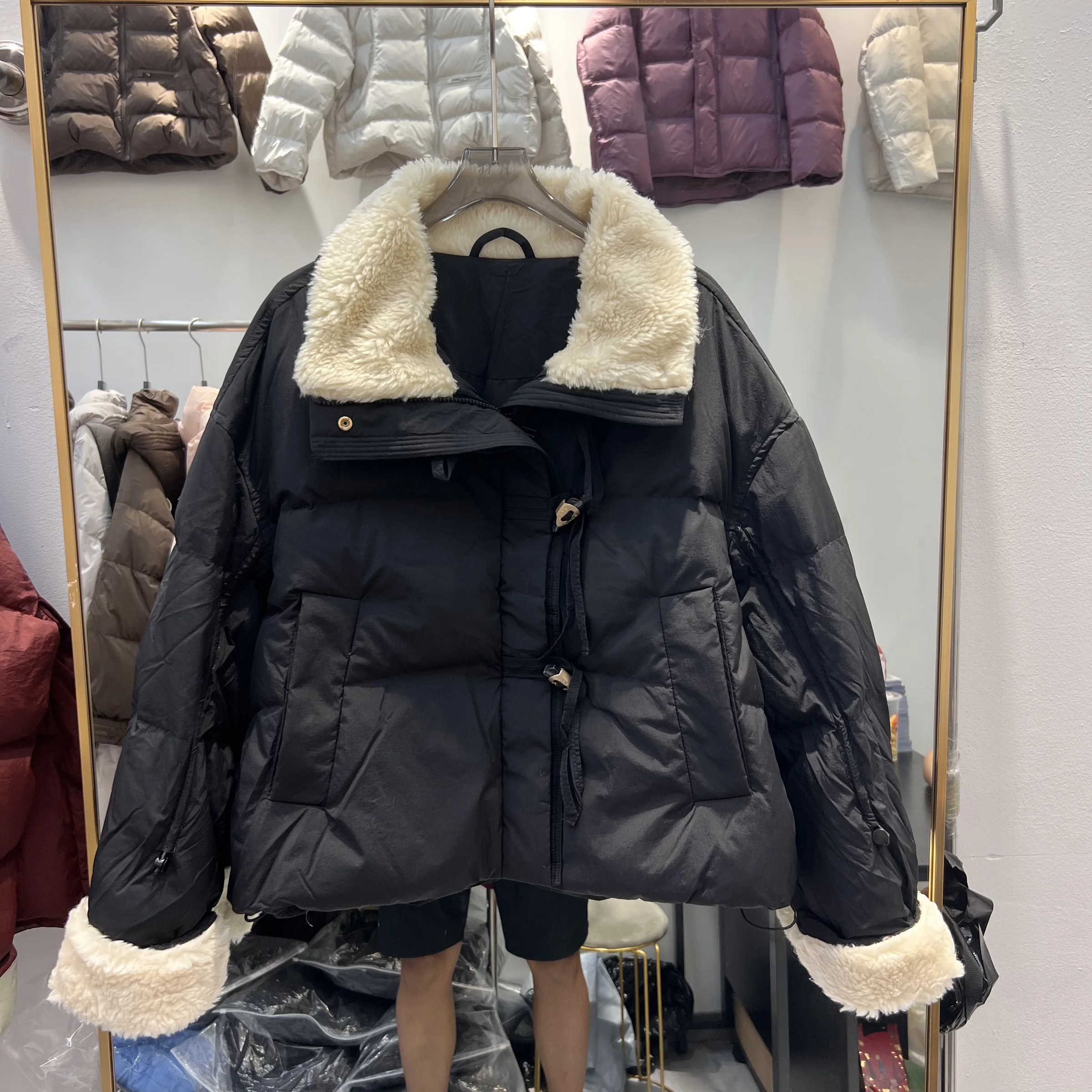 سترة بيضاء مبطنة من صوف الضأن على شكل قرن البقرة سترة سفلية للنساء مع صوف امبسوول فضفاض بياقة مقلوبة معطف شتوي قصير