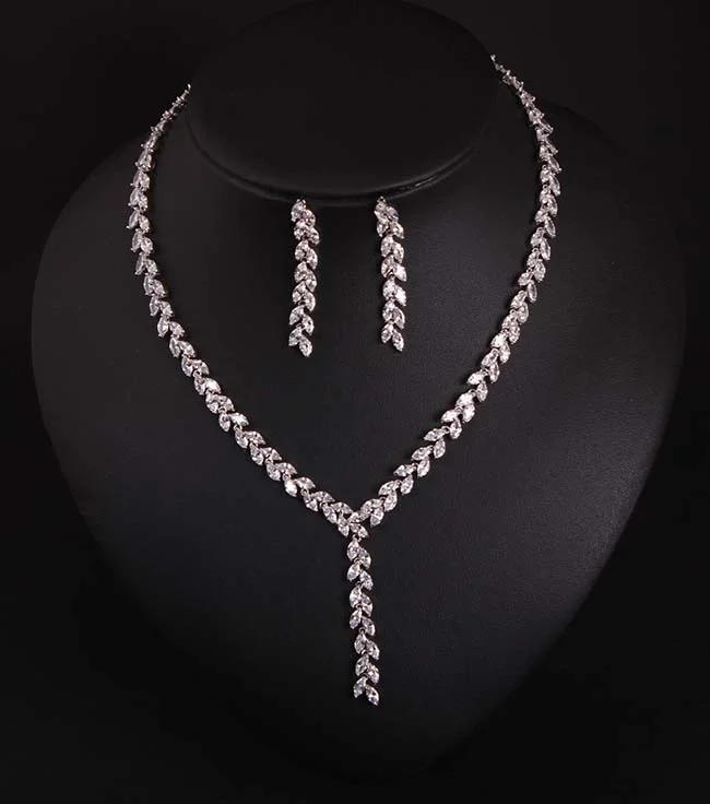 

18k genuine gold electroplated copper fringed short necklace and earrings set. High-quality waterproof jewelry