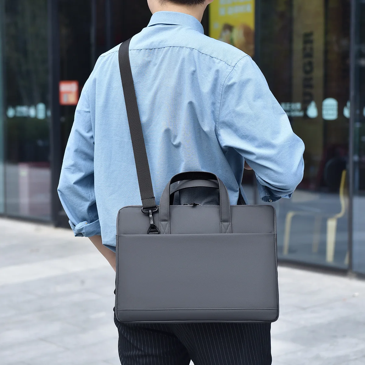 

Simple and contrasting color 15.6-inch computer handbag, lightweight and large-capacity business crossbody waterproof briefcase