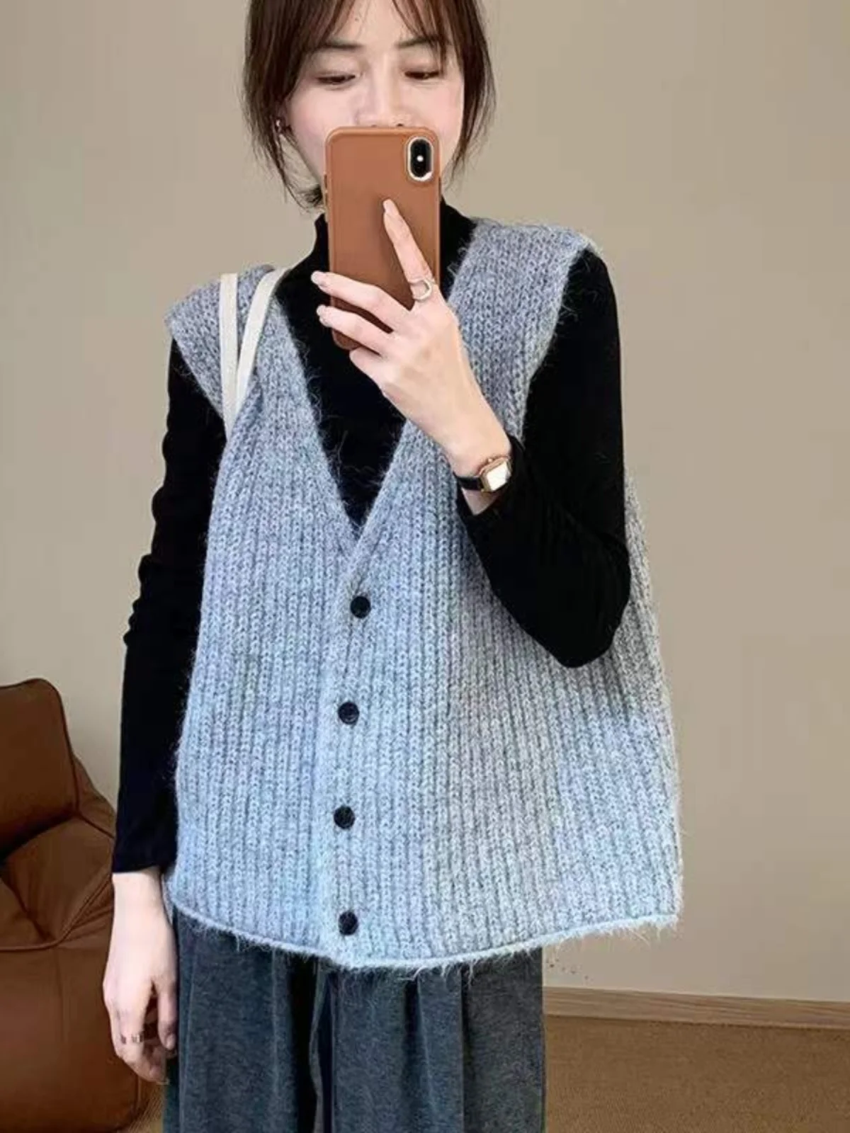 

Женский вязаный жилет с V-образным вырезом, свободный крой, стройнящий силуэт, с открытыми плечами, в корейском стиле, на пуговицах