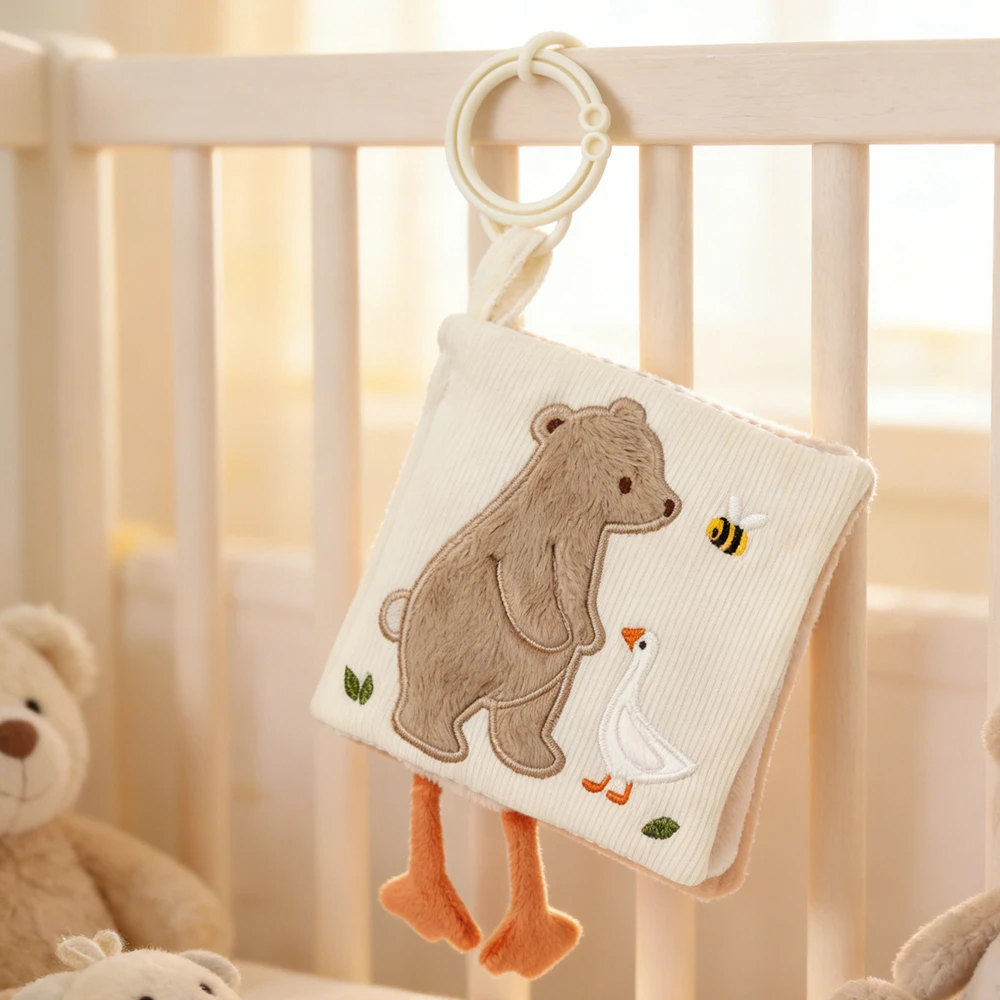 

Мягкая детская тканевая книжка с изображением медведя – серия «Лесные друзья» для развития зрения, слуха и тактильных ощущений, развития мелкой моторики, моющаяся, интерактивный подарок для родителей и детей