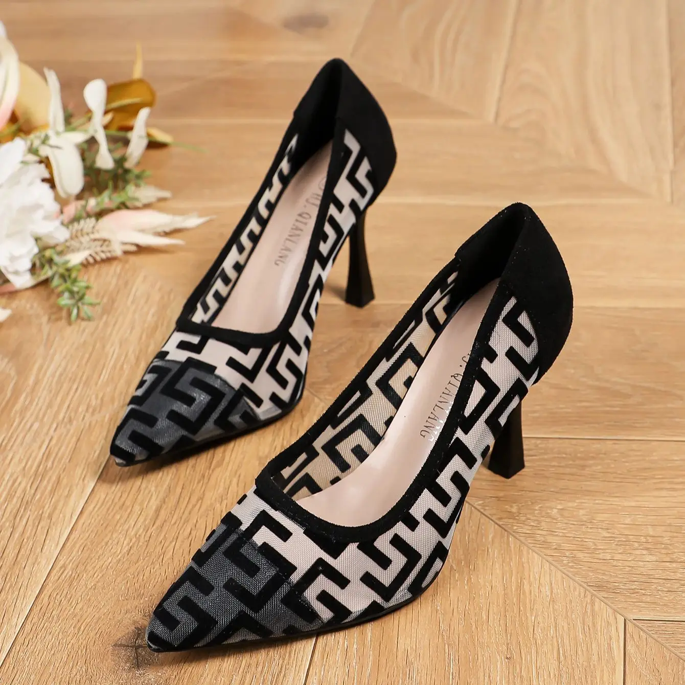 High Heels and casual casual shoes with shallow-mouthed and sharp tips