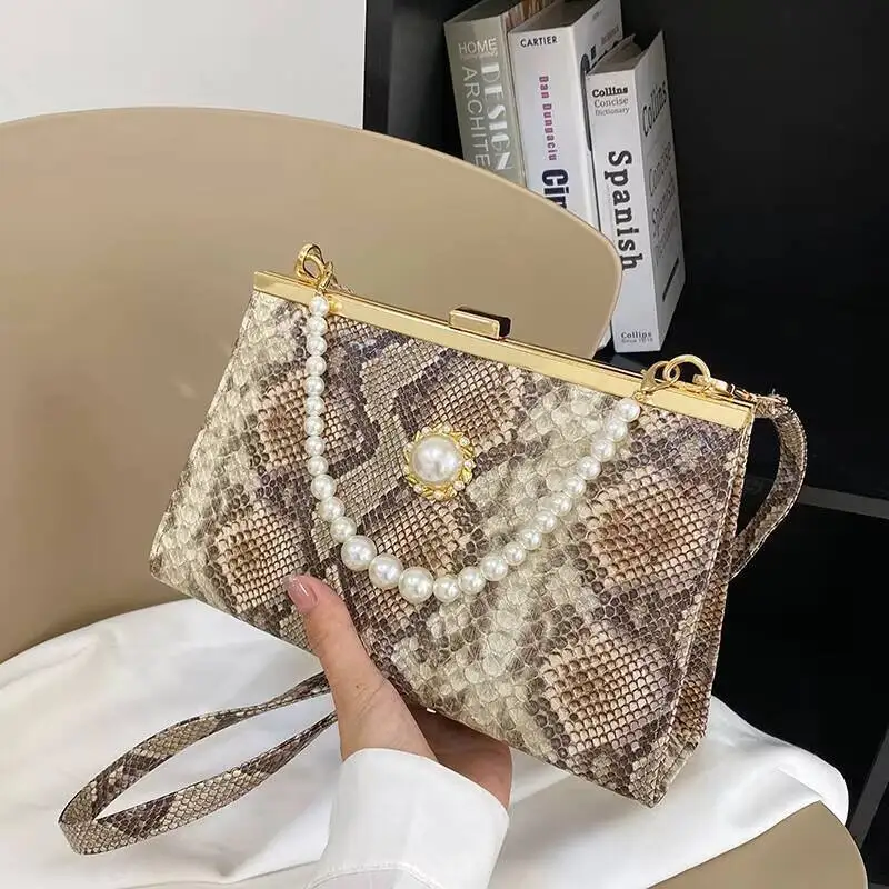 

Ретро-сумка-клатч из искусственной кожи под змеиную кожу с жемчужным декором, стильная квадратная сумка через плечо, вечерняя сумка-ракушка из ПУ кожи с цепочкой, элегантная сумка-клатч