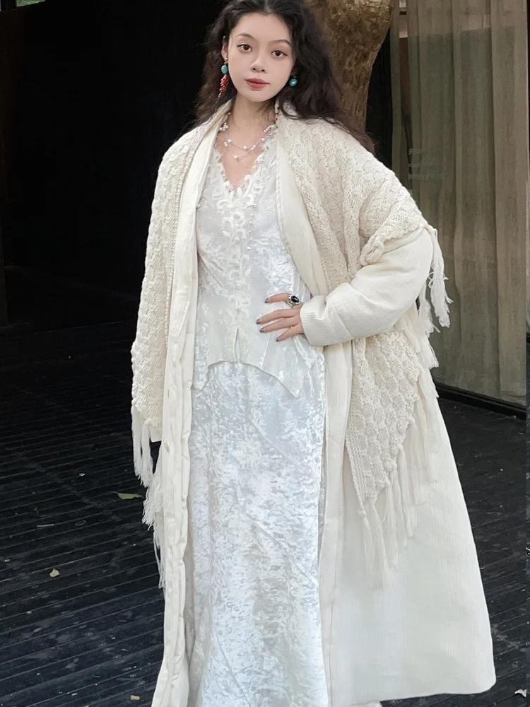 Ian Tsui Zimowa, ocieplana, długa, biała kurtka puchowa z dekoltem w serek, elegancki, damski płaszcz ocieplany, ciepły, wygodny, o luźnym kroju.