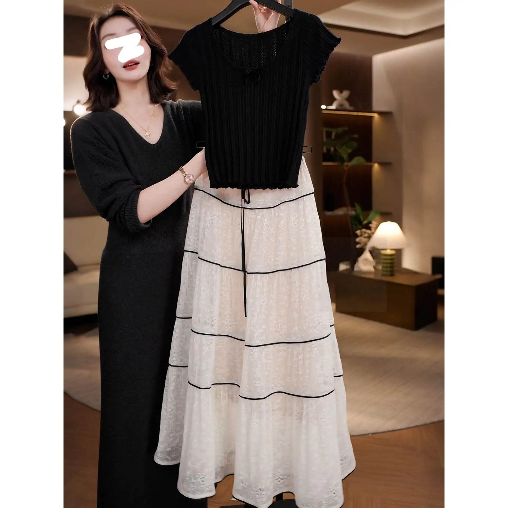 Conjunto de Dos Piezas de Verano para Mujer, Elegante y Hermoso, Camiseta de Punto con Falda de Malla, a la Moda, con Rayas Verticales, Nuevo 2026