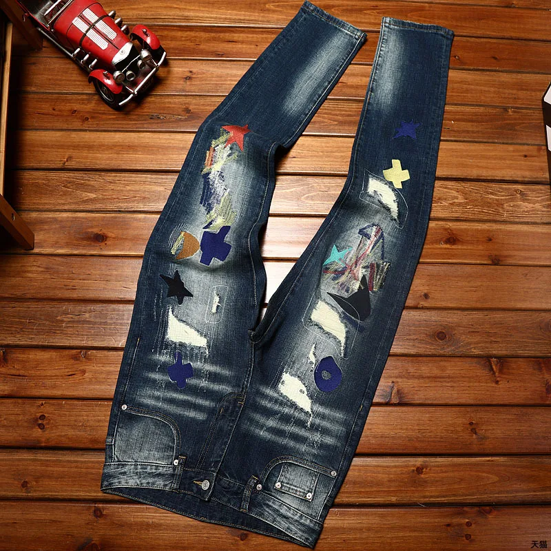 Jeans bordir pria, celana panjang motor kasual trendi, tambalan lurus kecil pas badan elastis baru 2024