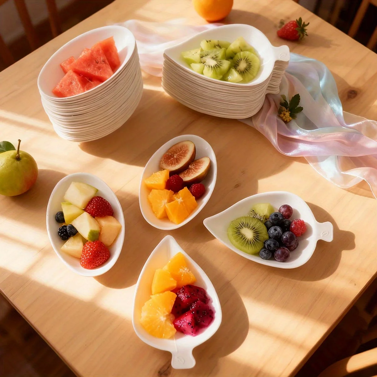 Juego de 50 piezas de platos para aperitivos, mini platos para postres y cucharas de degustación, juego de utensilios desechables, con 25 combinaciones creativas en forma de cáscara de huevo y de hoja, adecuados para servir postres, pasteles, aperitivos y pequeñas porciones de degustación, hechos de bagazo de caña de azúcar.