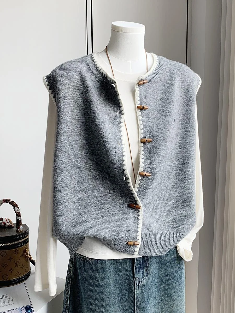 

2025 New Artistic Color Knitted Cardigan Sweater Women's Spring Autumn Layered Vest with Horned Wood Button