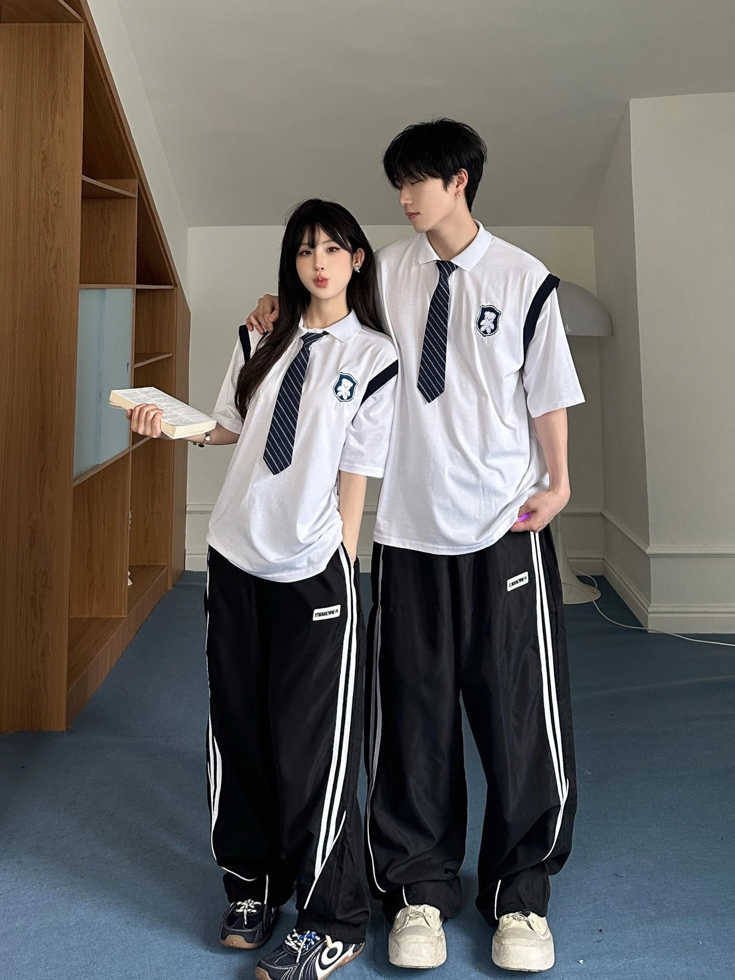 

Casual Neck Short Sleeve T-Shirt And Long Pants Couple Outfit Summer College Style Graduation Class Uniform Student Set
