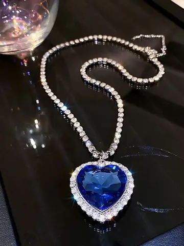Elegant Blue Rhinestone Heart Pendant Fashion Necklace for Women, Simple Design Perfect for Evening Parties, Stylish Jewelry for Special Occasions, Exquisite Jewelry Gift