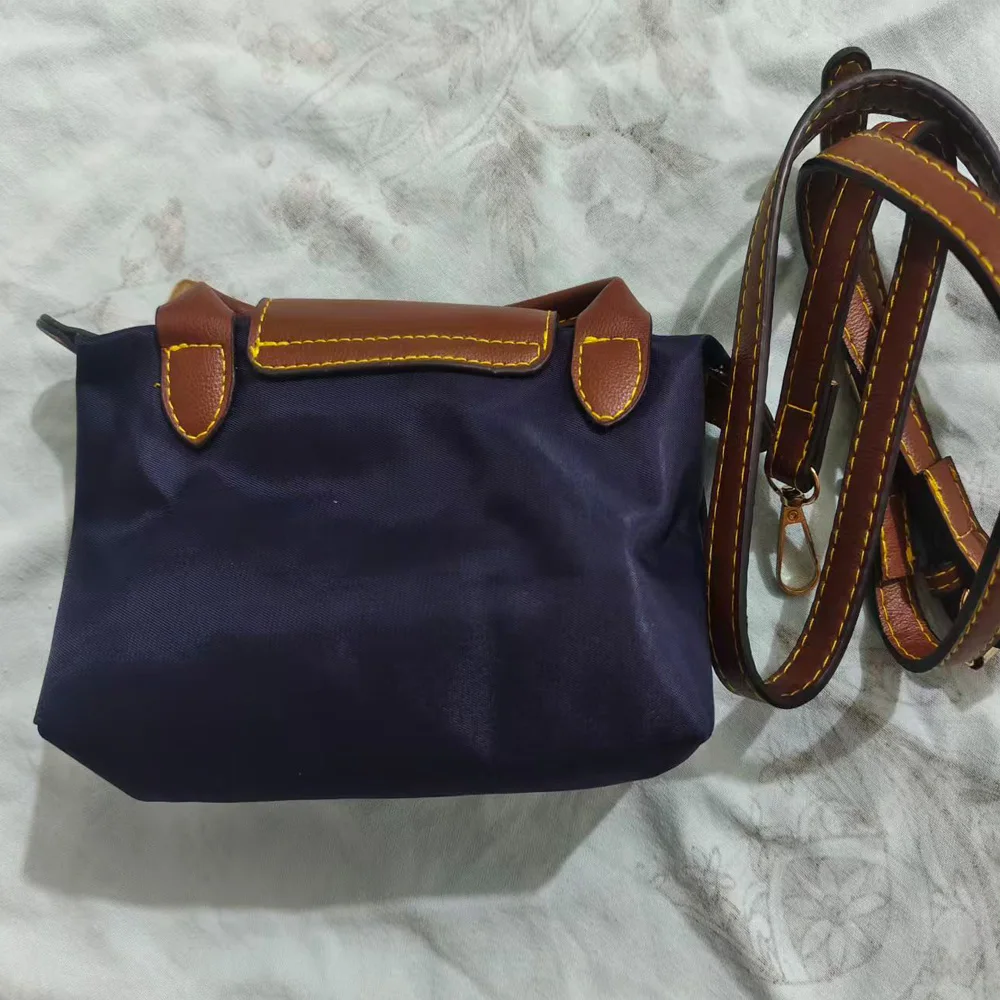 Simple and lightweight women's color-matched handbag for carrying dumplings, cross-body bag, versatile small phone bag, and smal