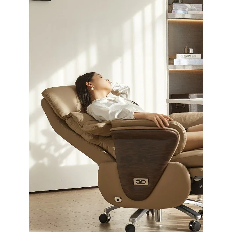 Sitting on the butler's high-end electric massage leather boss chair, computer ergonomic chair