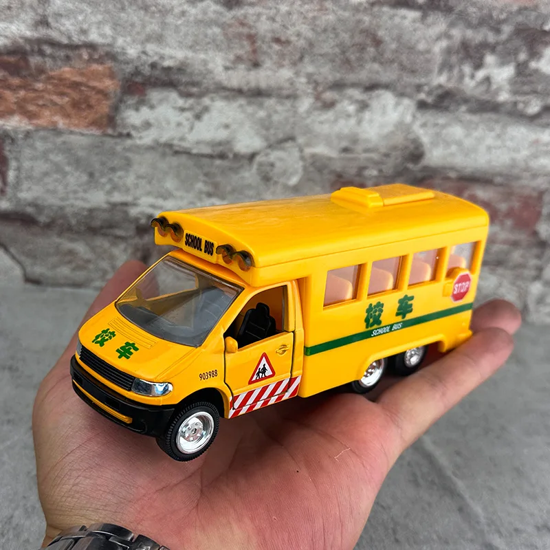 1: 32 alloy pull back school bus model,simulated sound-light bus toys,children\'s toy gifts,wholesale