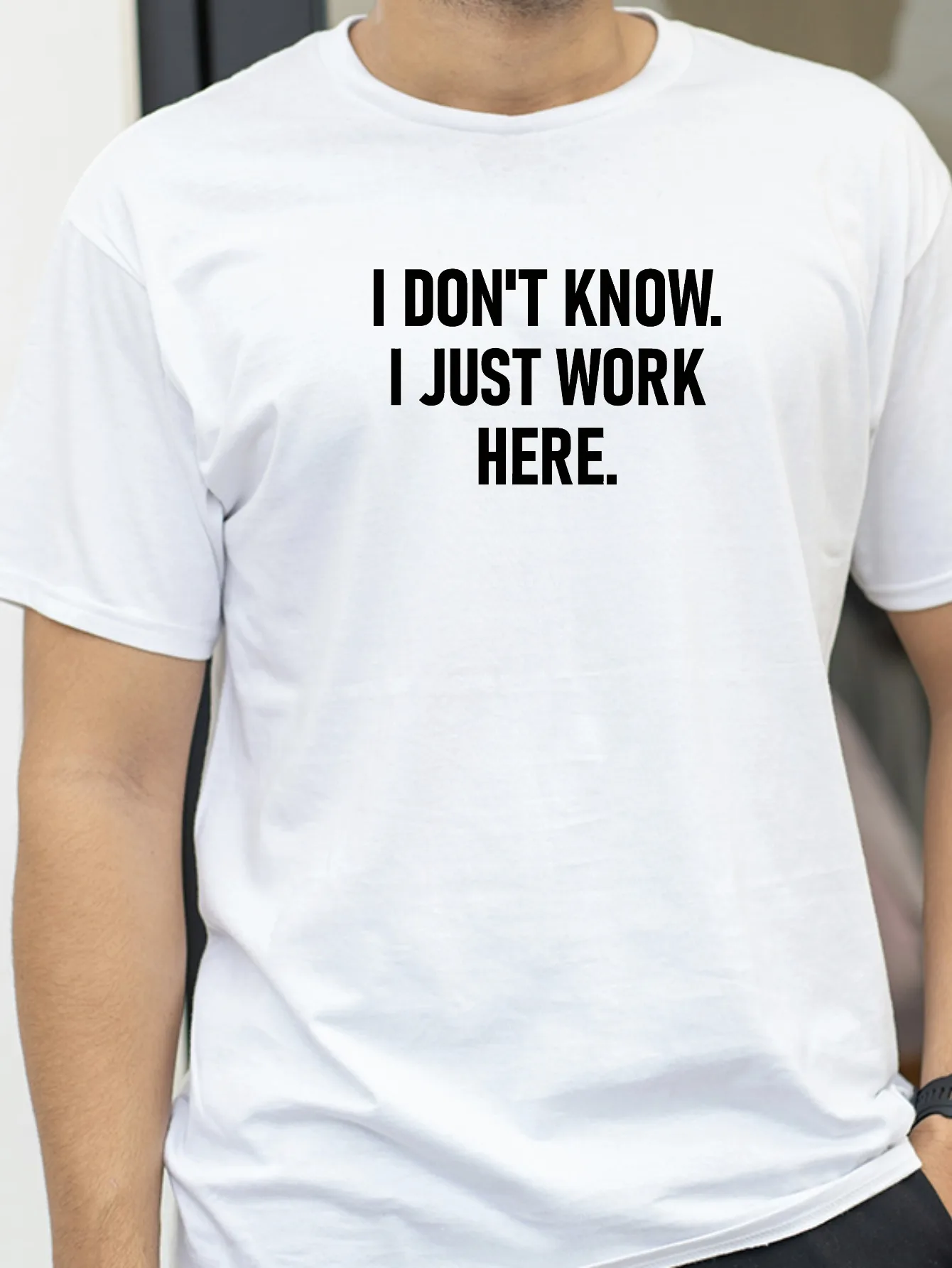 

I Don't Know I Just Work Here Funny Jokes Sarcastic T-Shirt Men Casual Loose Hip Hop Harajuku Summer Style Tee