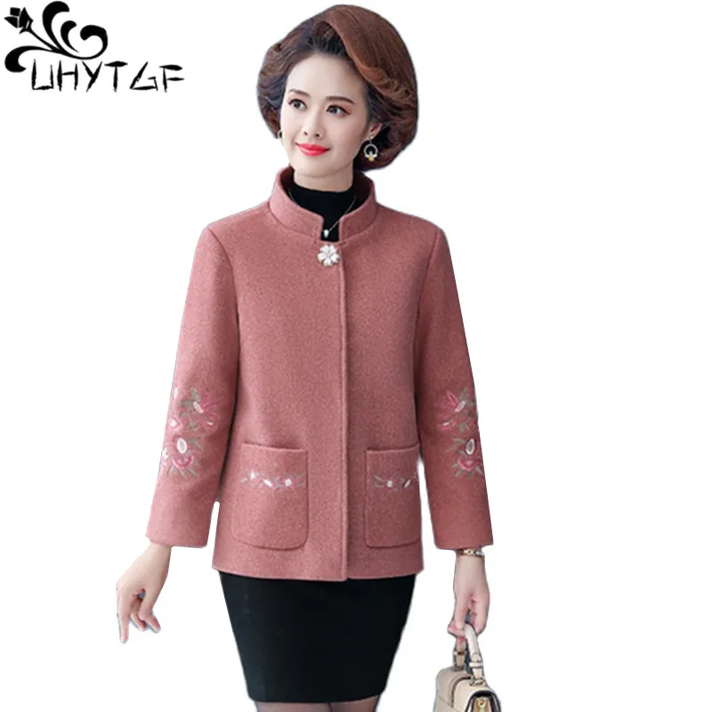 

UHYTGF Middle-Aged Womens Woolen Coat Fashion Embroidered Pocket Spring Autumn Jacket Female Casual Mom Short 5XL Outerwear 2224