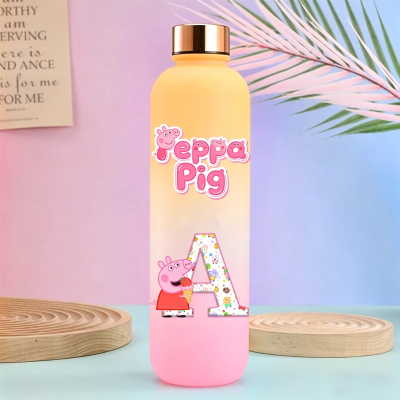 

Бутылка для воды Peppas Pig, новая, для девочек, милая кружка с буквами A-Z, детская спортивная дорожная кружка для активного отдыха, 900 мл, большая емкость, подарок для детей