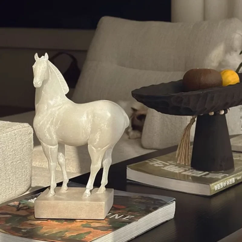 Resin Vintage White Horse Sculpture Living Room TV Cabinet Desktop Ornament Luxury Creative Miniature Figurines Home Decor