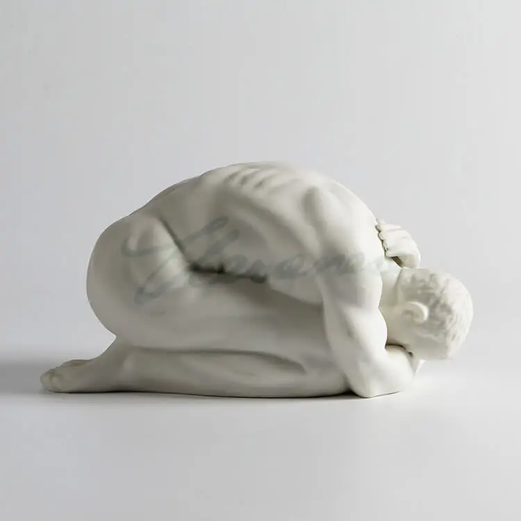 Sculpture d'art moderne en céramique blanche faite à la main, Statue de Position à genoux pour homme nu