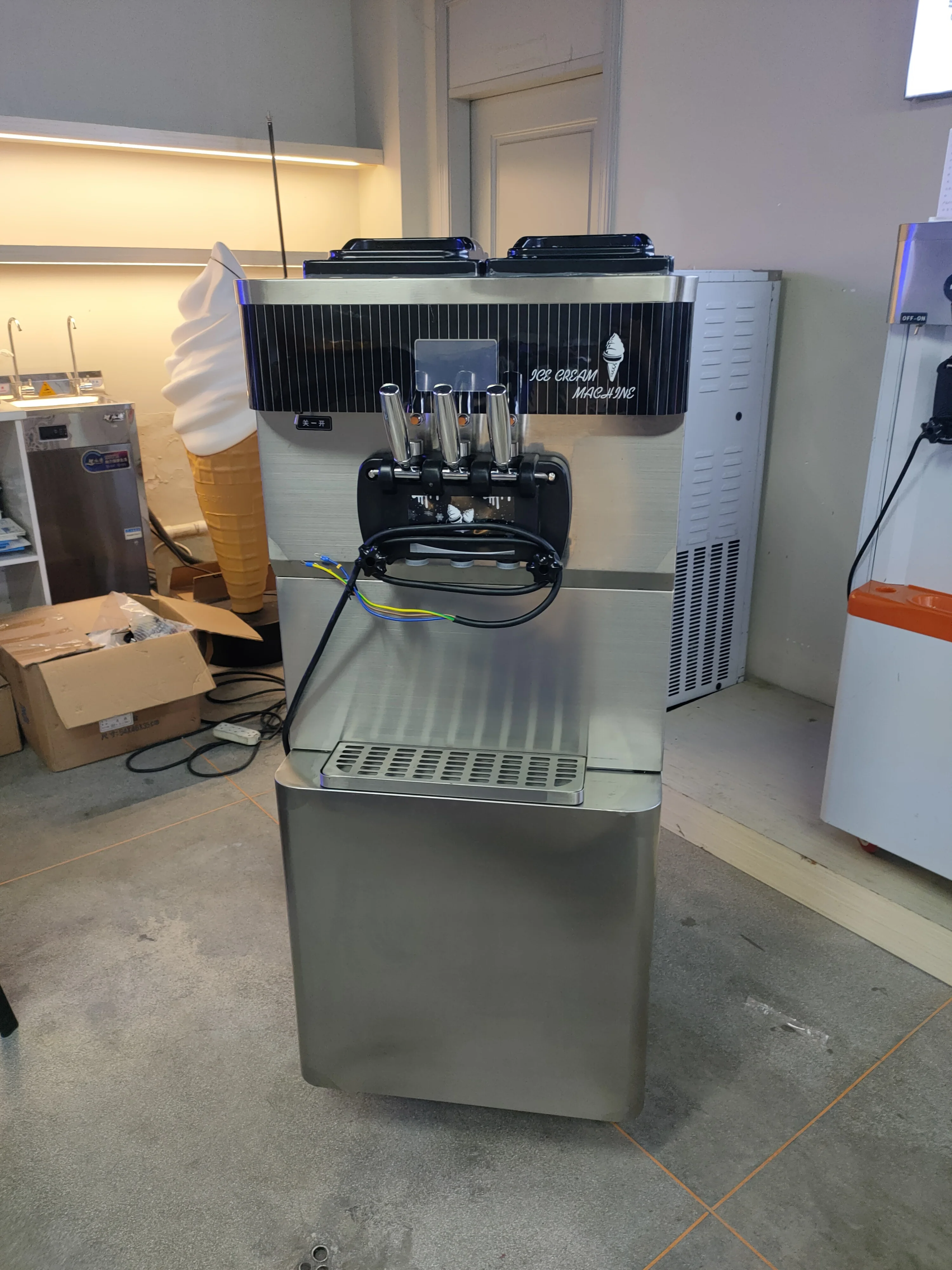 Commercial 3500W Soft Ice Cream Maker Automatic Yogurt Serve 3 Flavors Ice Cream Maker