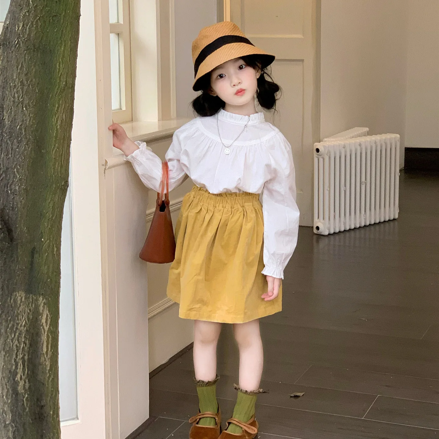 

Костюм для девочек, осень 2023, новая детская одежда, корейский стиль, маленькая рубашка с воротником-стойкой для девочек, вельветовая полуюбка, два комплекта