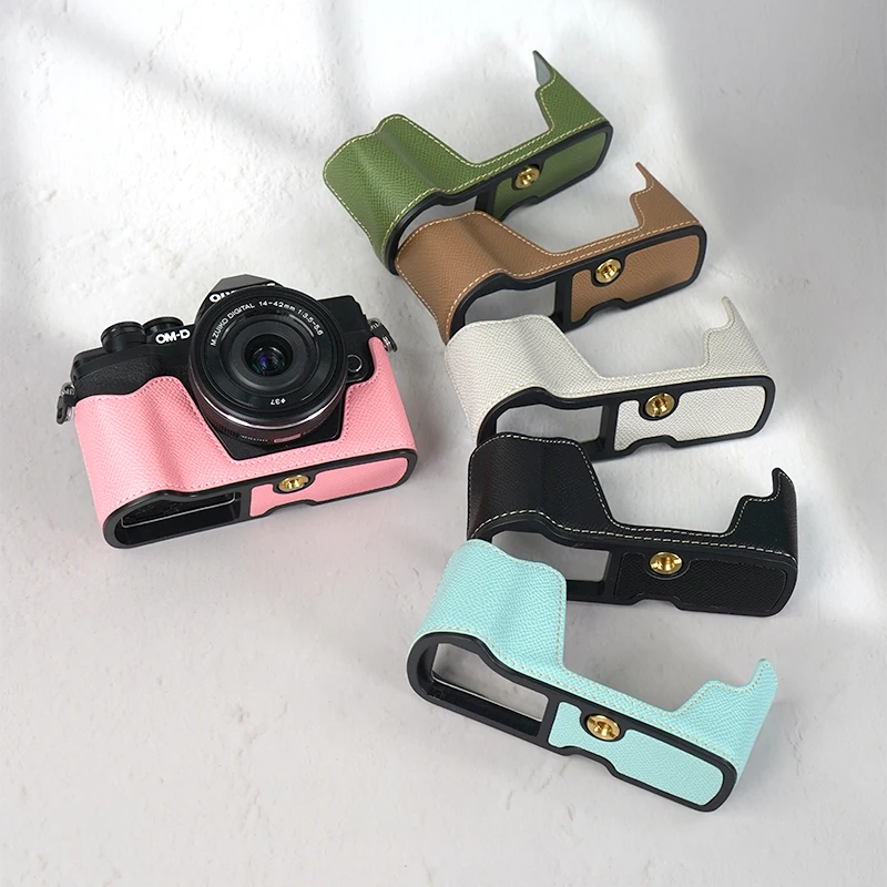 EM10IV كاميرا نصف حالة النخيل طباعة الجلود حامي الجسم قاعدة لكاميرا أوليمبوس EM10IV فتح النافذة السفلية مصممة