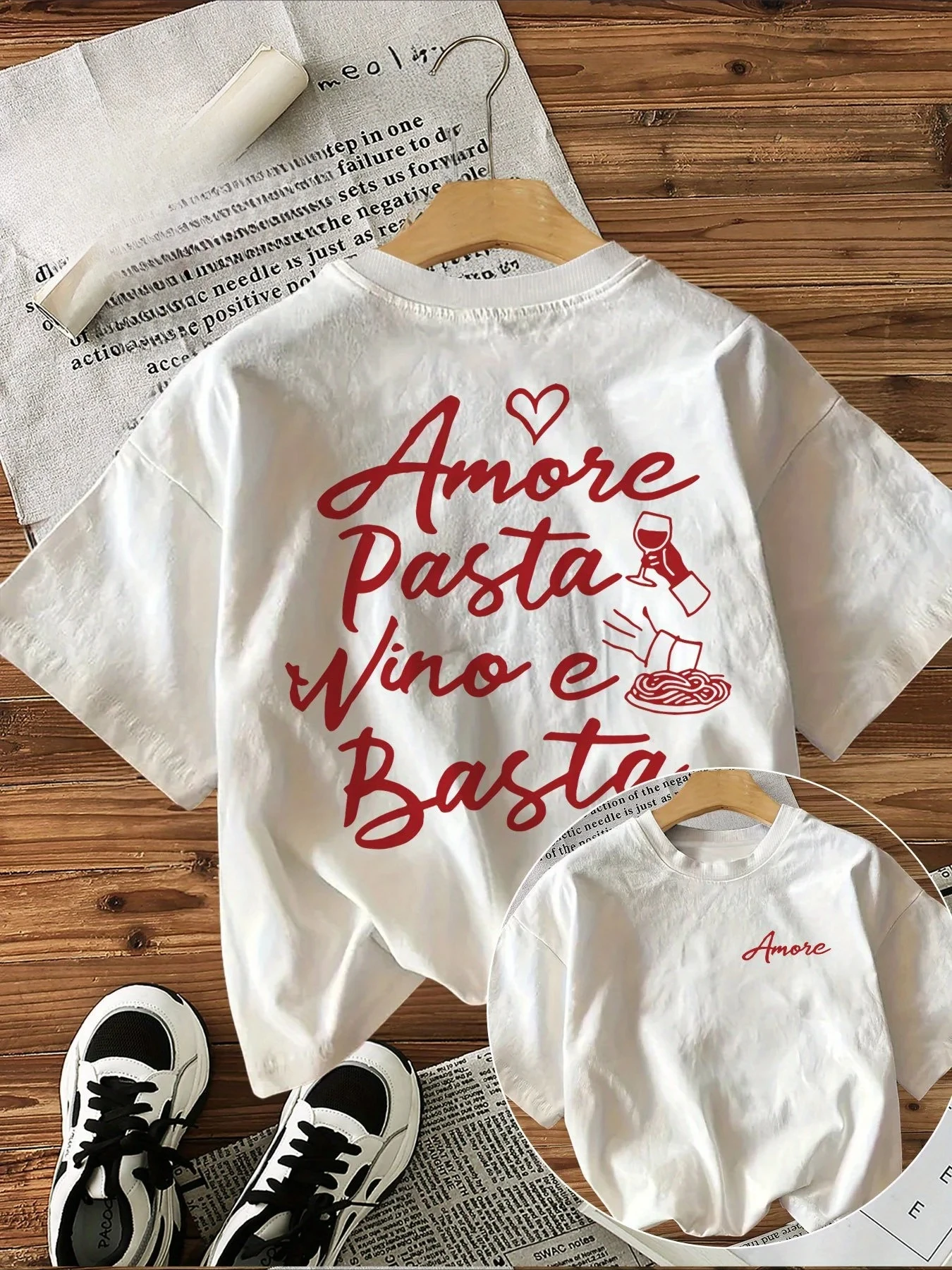 Camiseta para mujer con estampado de comida italiana de manga corta con texto en inglés: «Amore Pasta Vino E Basta» (Love Pasta, Wine, and That's Enough). Y2K