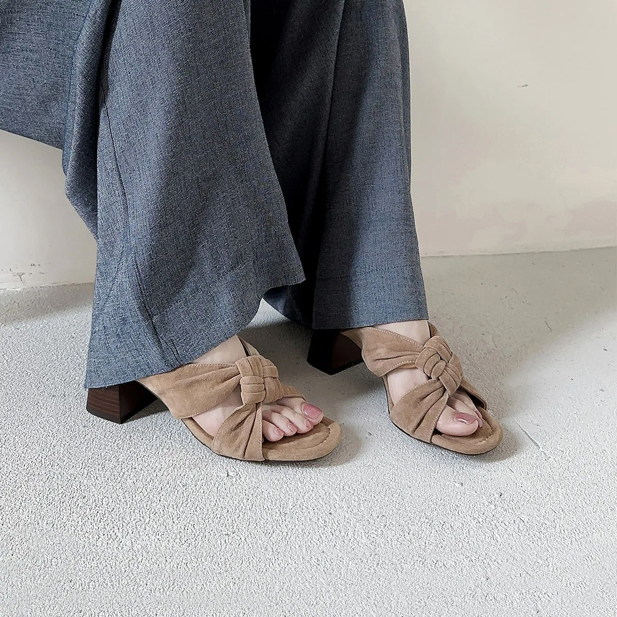 

Arden Furtado Summer Pleated Sheep suede Word slippers Round toe Pull-on Chunky heels Elegant Mules Large size Fashion slippers