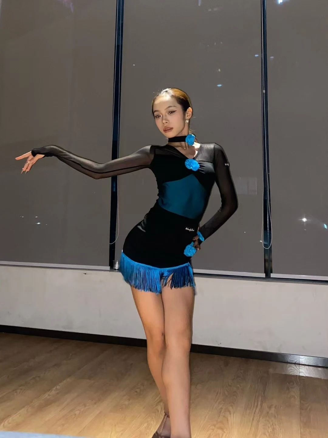 2025 Costumi di performance di danza latina per le donne Top in rete a maniche lunghe Nappe blu Gonne Pratica vestito Abbigliamento latino DQS17908