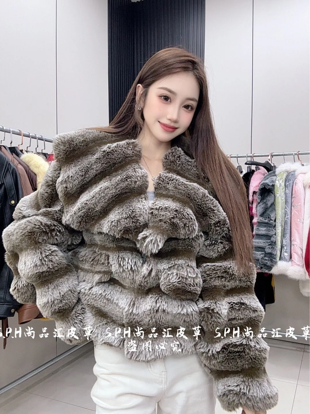 เสื้อโค้ทขนเทียมโทโทโร่สีชมพูสำหรับผู้หญิง ปี 2025 รุ่นใหม่ สไตล์สั้น แจ็คเก็ตแฟชั่นวัยรุ่น เสื้อโค้ทขนเทียมสำหรับฤดูหนาวสำหรับผู้หญิง