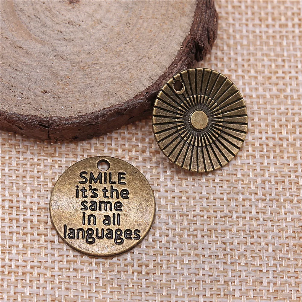 20 pièces de breloques « Sourire » de 20x20mm (0,79x0,79 pouces) en 2 couleurs : bronze antique et argent antique, « Le sourire est le même dans toutes les langues ».